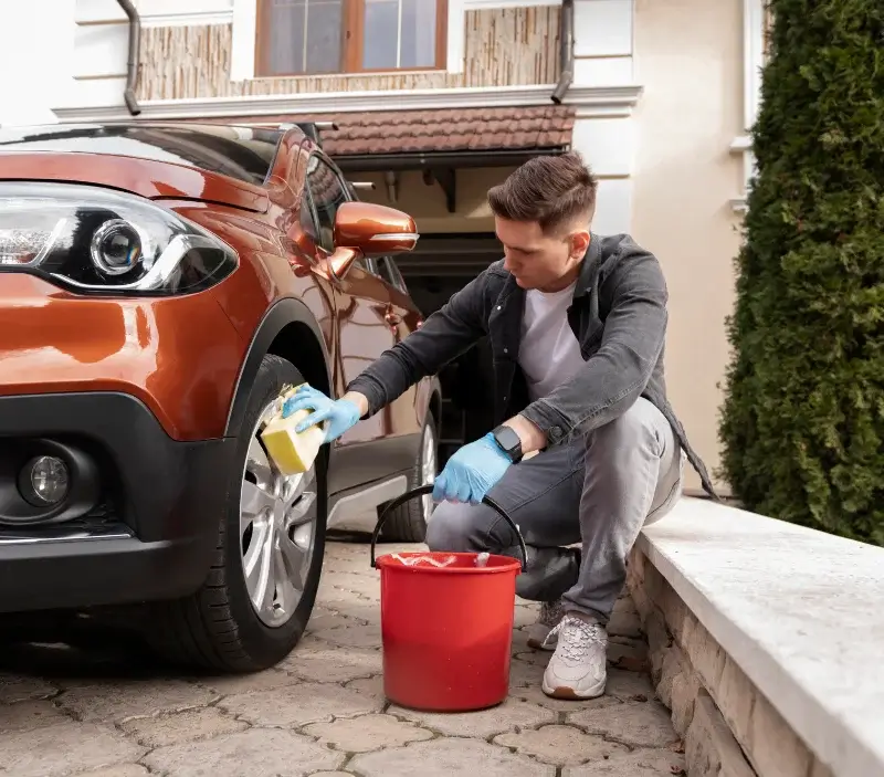 Lavage auto à domicile Contigny : professionnel intervenant sur un véhicule